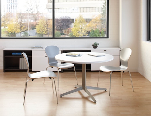 Dividends Horizon Dividends Horizon meeting table with Sprite chairs