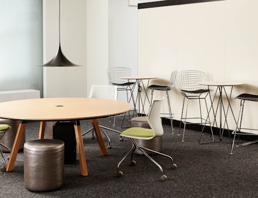 Rockwell Unscripted neocon showroom 2017 adaptive planning immersive planning rockwell unscripted sawhorse round table occasional table bertoia stool