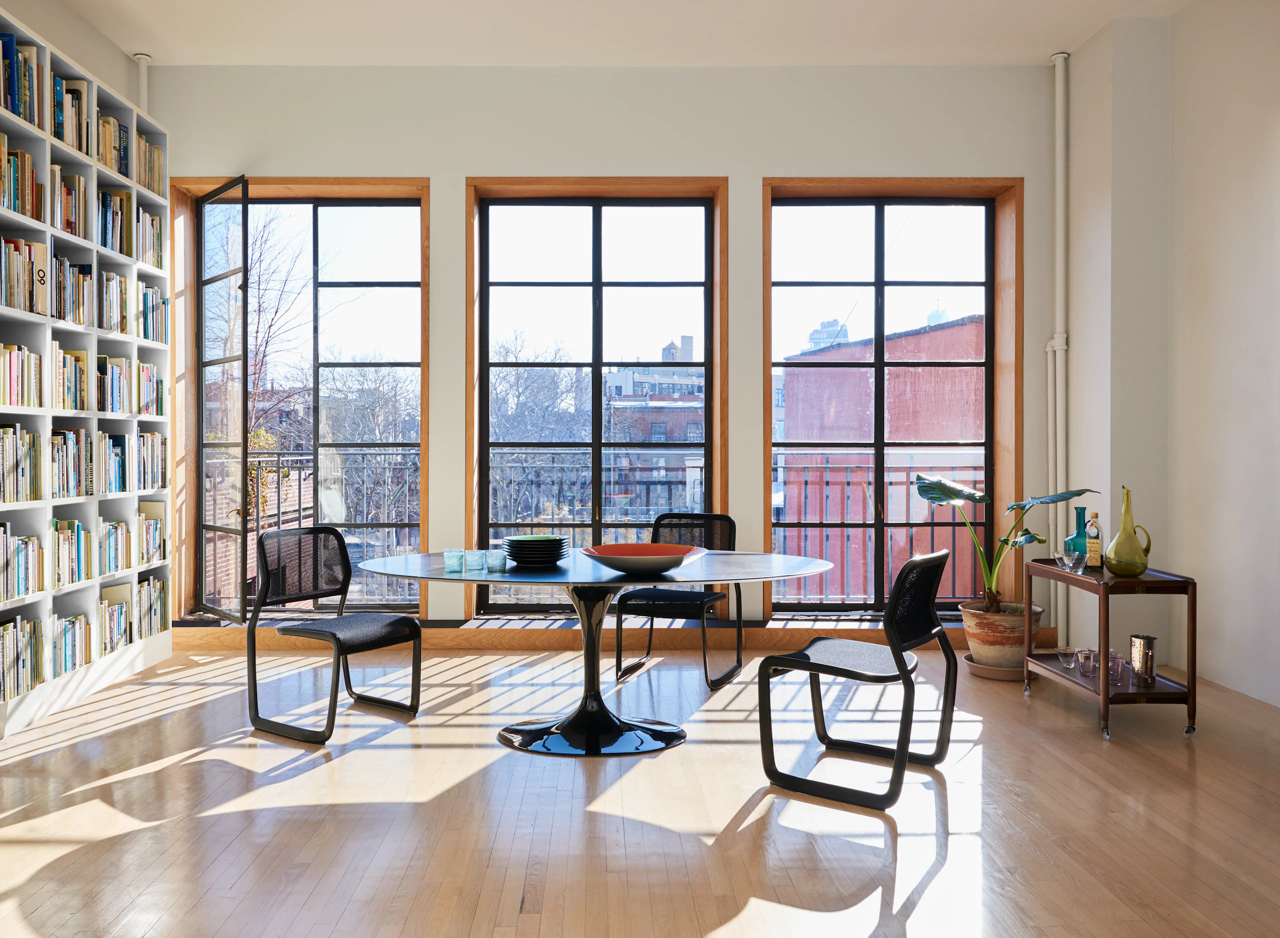 Saarinen Round Dining Table Newson Aluminum chair dining chair dining table side chair marc newson