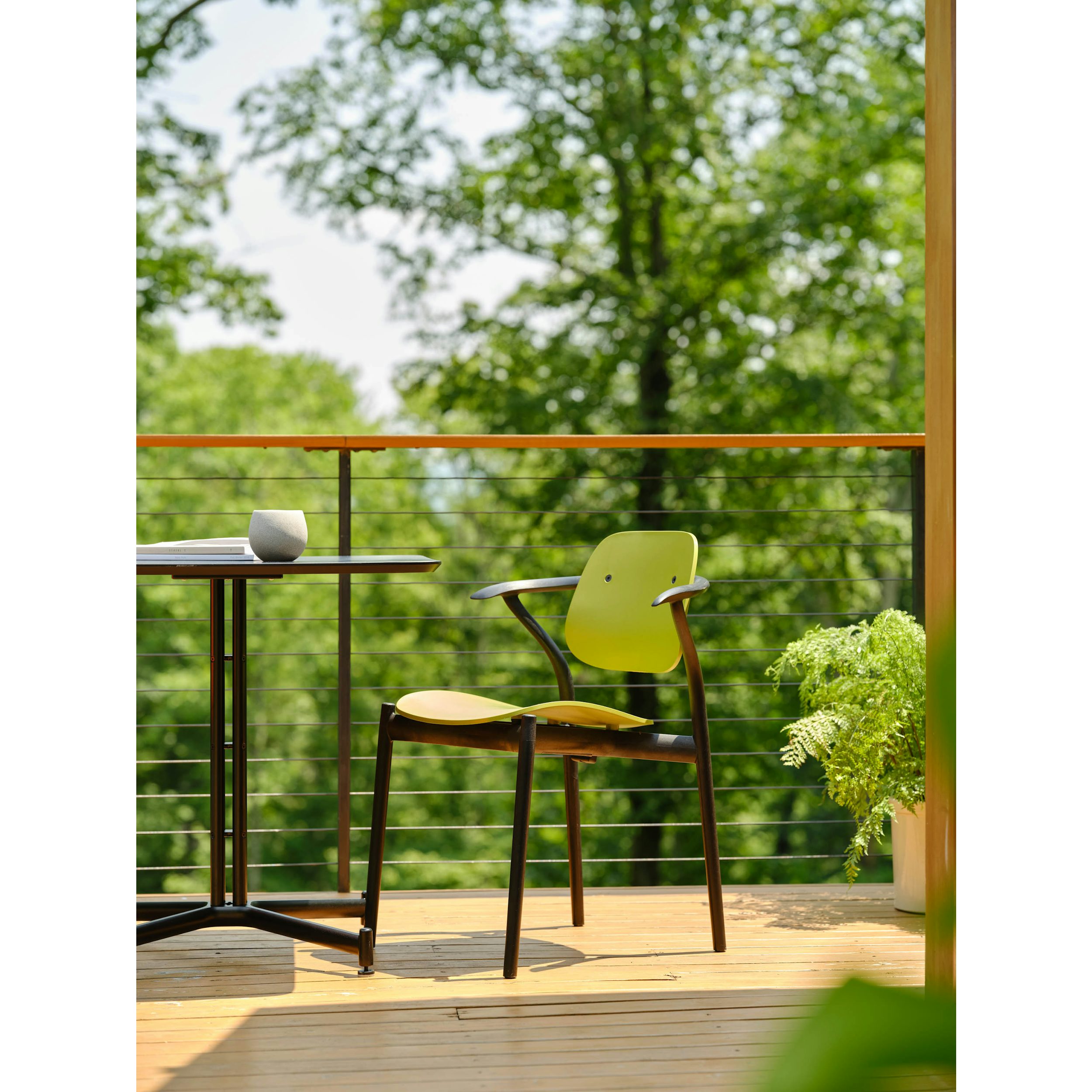 Iquo Stacking Armchair | Knoll Iquo Stacking Armchair | Knoll