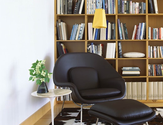 Saarinen Womb Chair, Saarinen Side Table Saarinen Womb chair in black leather with Saarinen Tulip side table