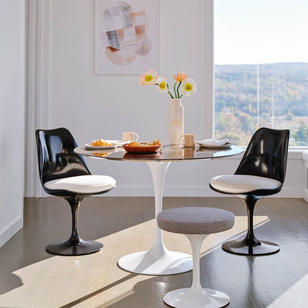Saarinen Dining table Tulip chair Tulip stool