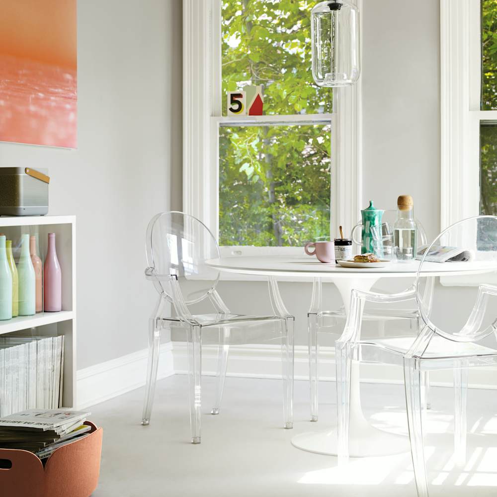 Saarinen Round Dining Table and Louis Ghost Chairs in a dining room setting