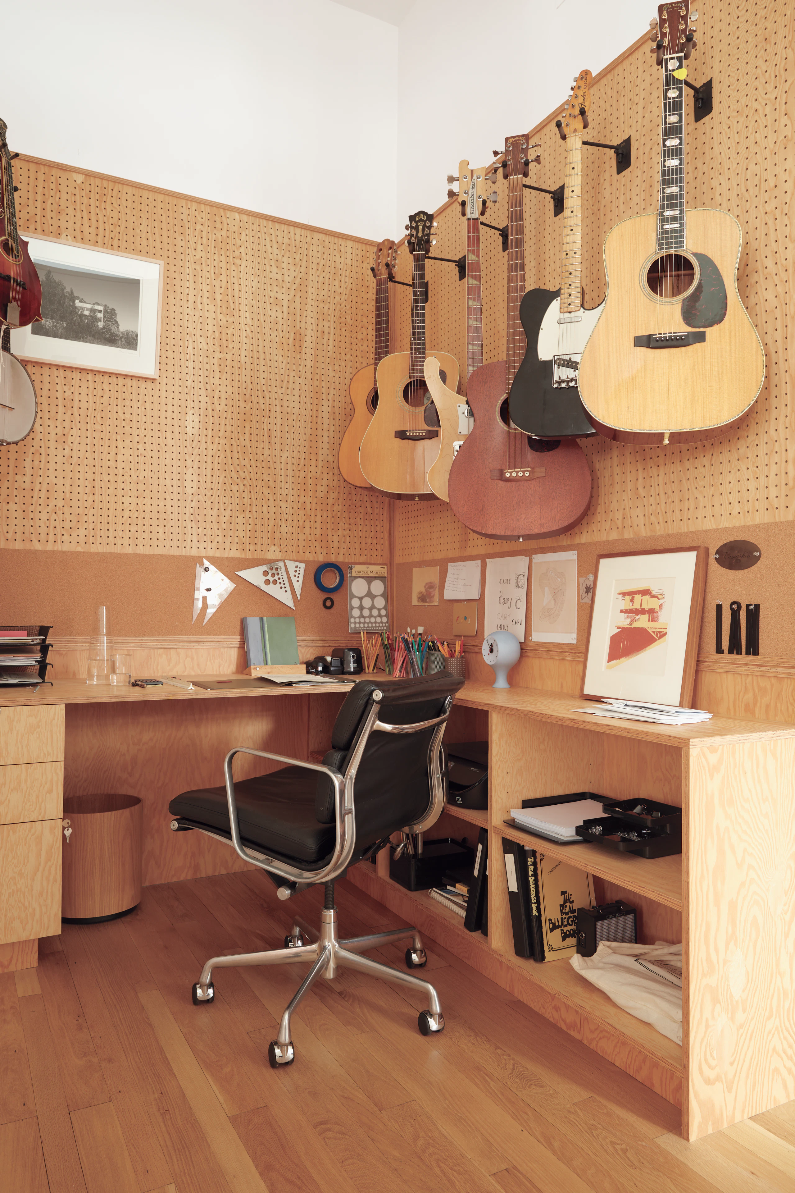 Eames Soft Pad Management Chair with Pneumatic Lift