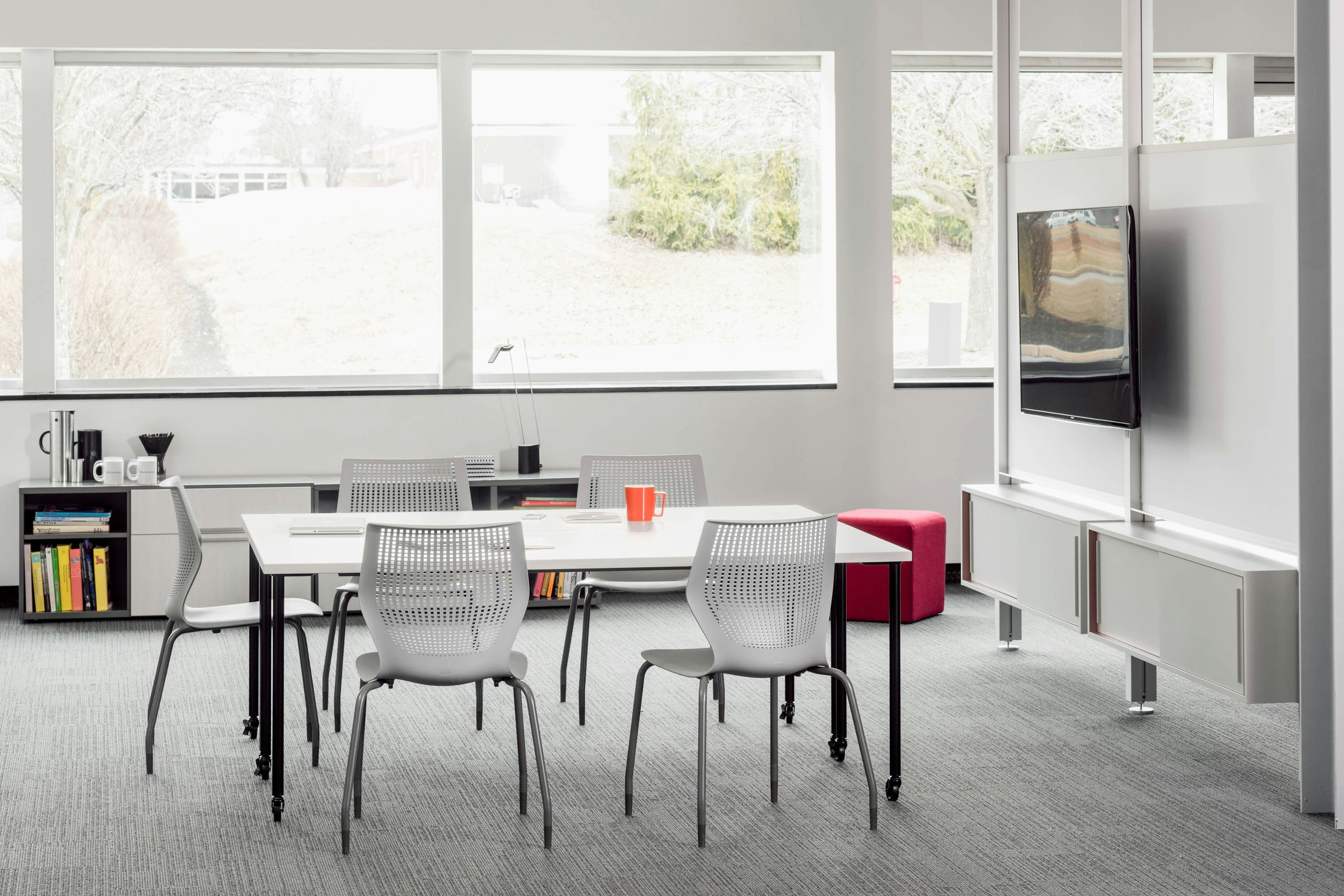 Knoll white Antenna Simple Table with grey legs, grey MulitGeneration by Knoll chairs and Interpole for Activity Spaces