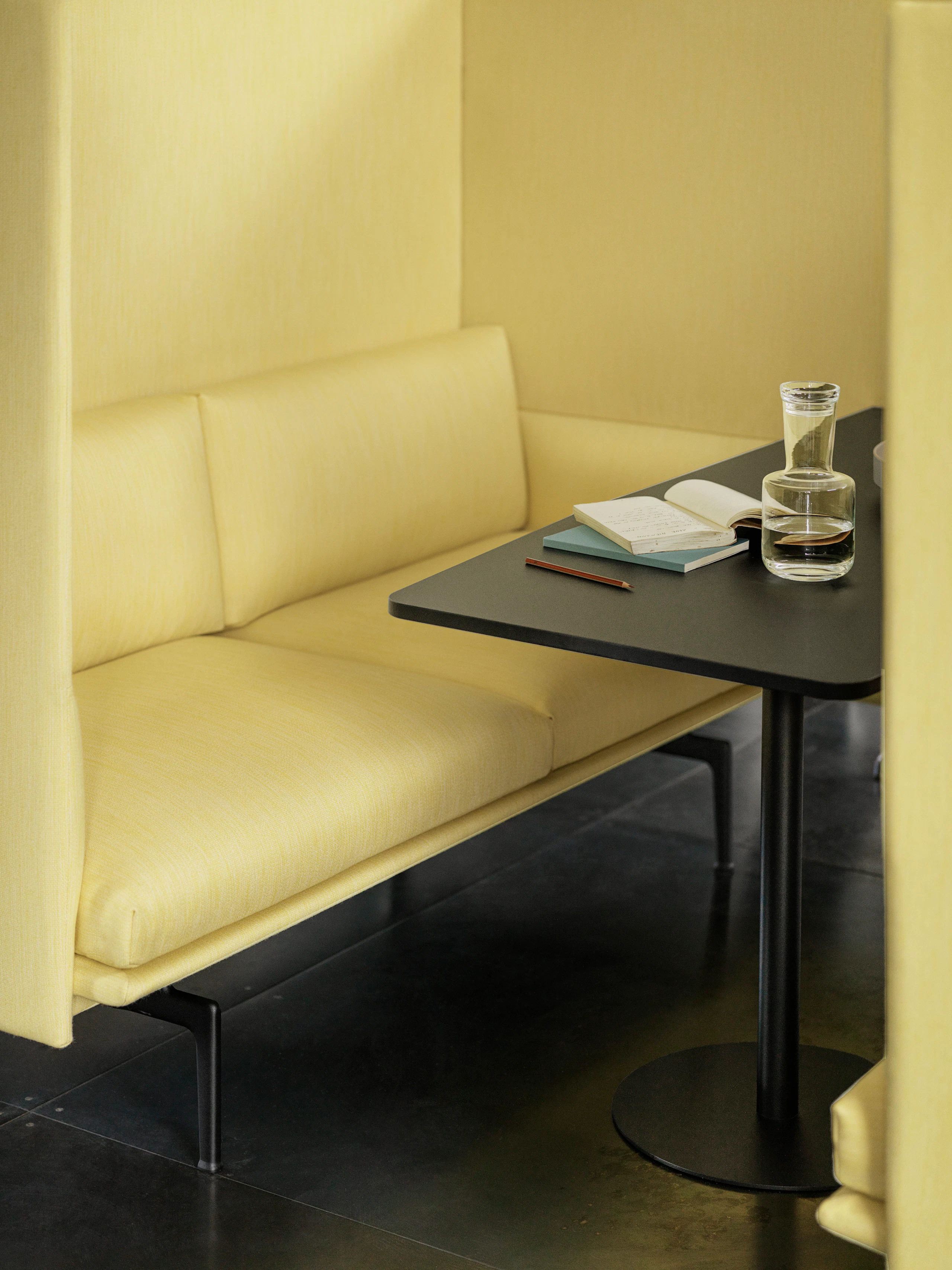 Outline Highback H120 SH45 w. Table Balder 432 Raise Carafe Clear