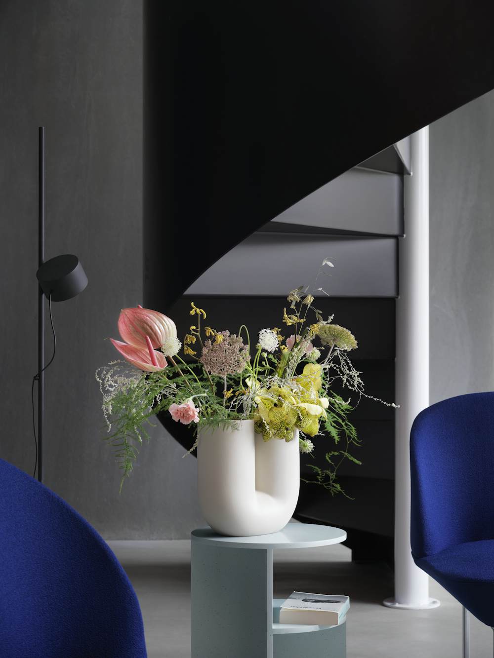 Oslo Chair & Sofa - Vidar 772/Chrome, Halves Side Table - Sage Green, Kink Vase - Sand, Post Floor Lamp - Black