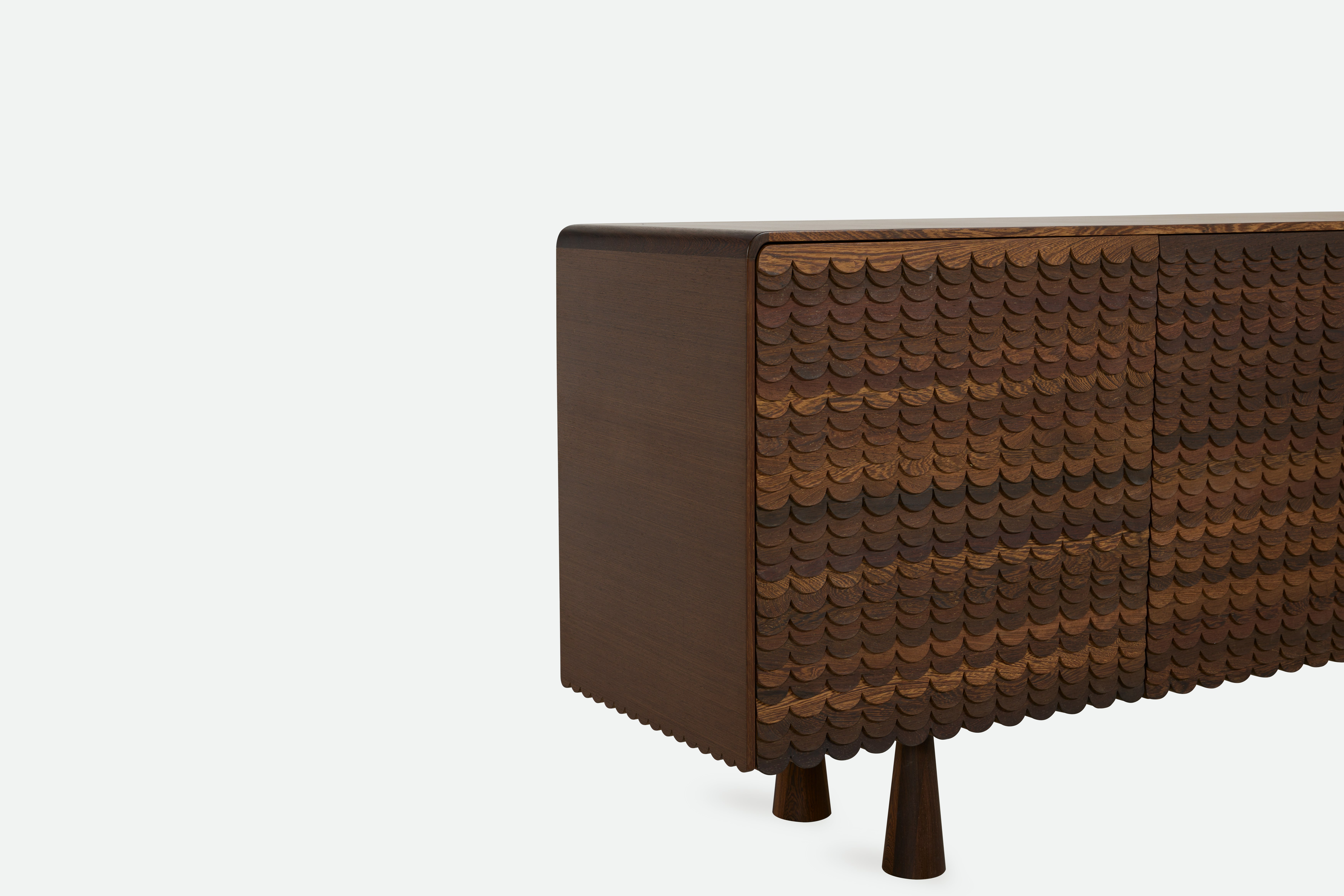 Lesire Credenza