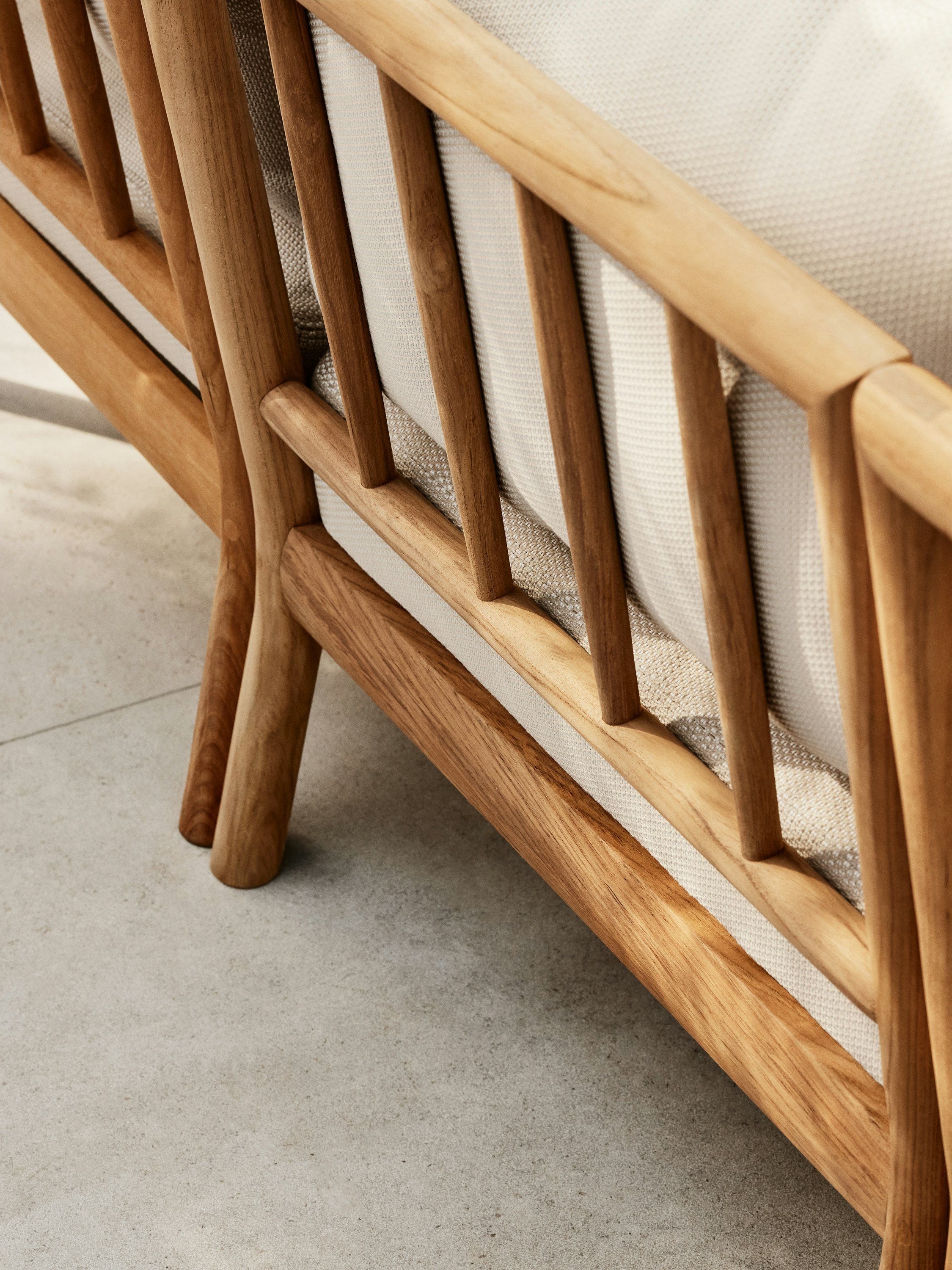 Tradition Outdoor Chaise Sectional with Table