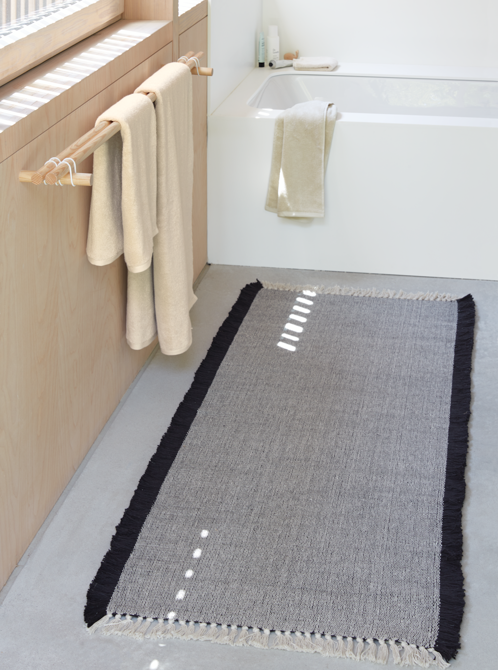 Nodi Cotton Bathmat in a bathroom setting