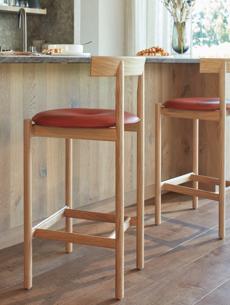 Comma Stool
