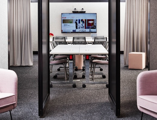 Rockwell Unscripted with Pixel C-Leg neocon showroom 2017 rockwell unscripted immersive planning adaptive planning creative wall with aperature and enclosure unscripted club chair pixel c-leg table chrome multigeneration by knoll stacking base