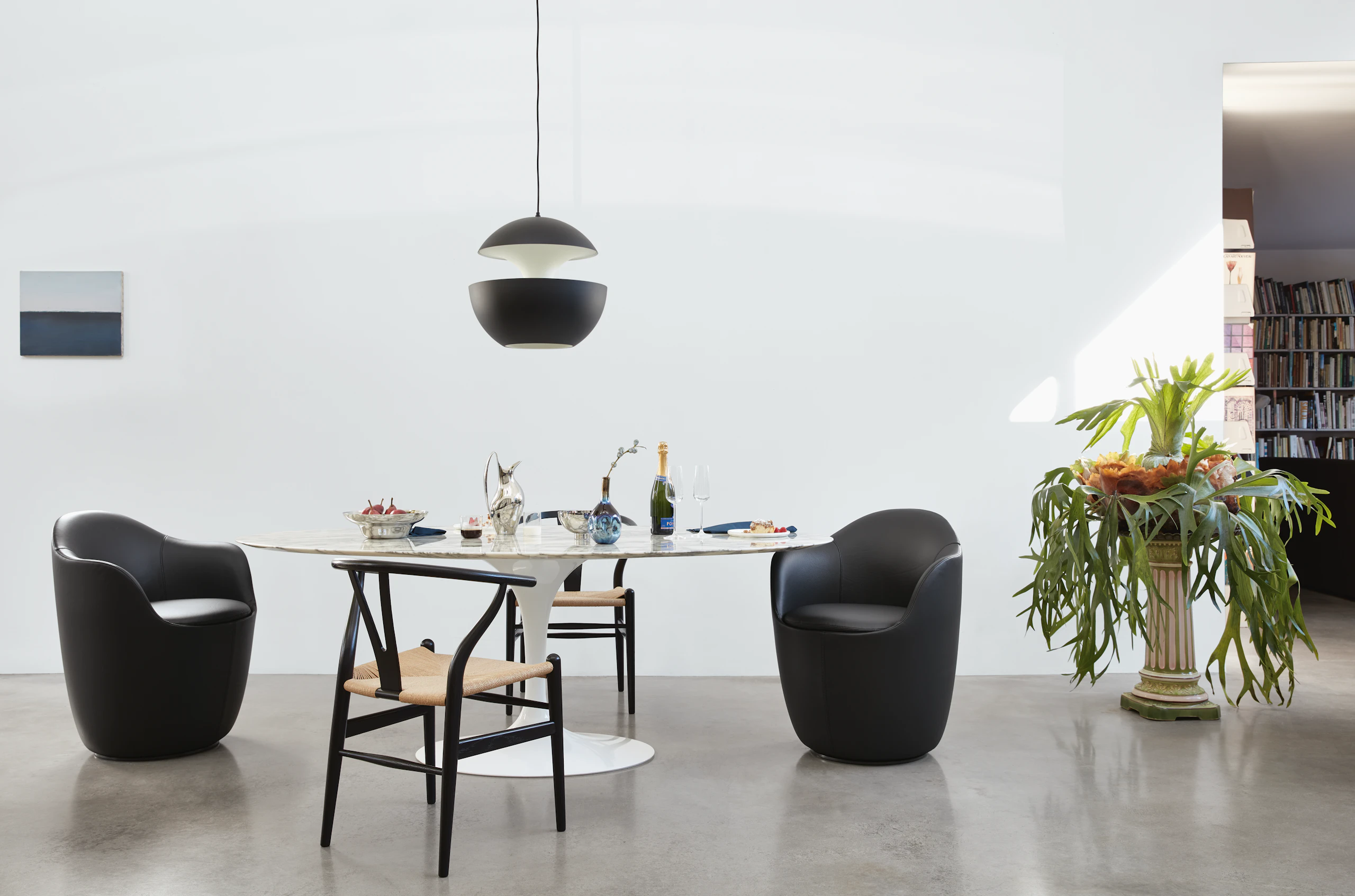 Saarinen Oval Dining Table 78 with Lína Swivel Dining Armchair and Wishbone Chairs