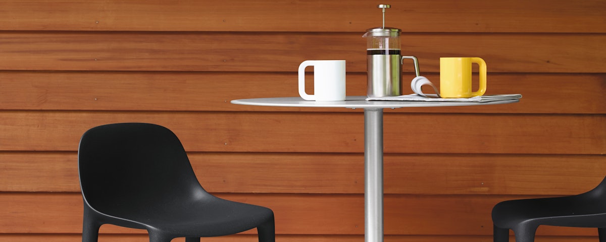 Heller Dinnerware Mug Set on a cafe table in an outdoor setting