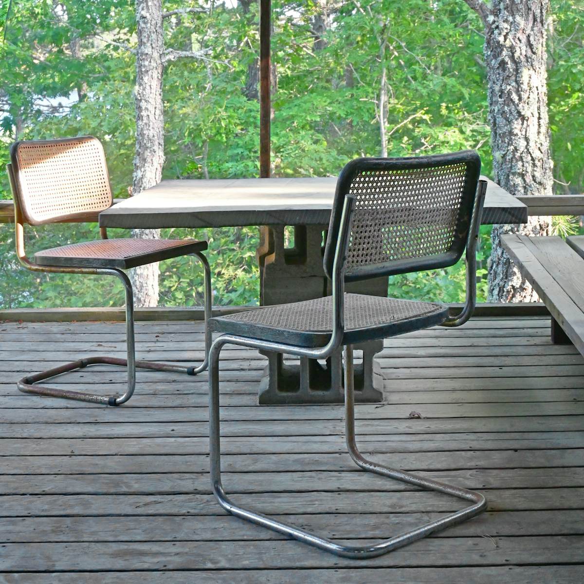 Cinder block table and Cesca chairs designed by Marcel Breuer. Photo by Antoine Lorgnier.