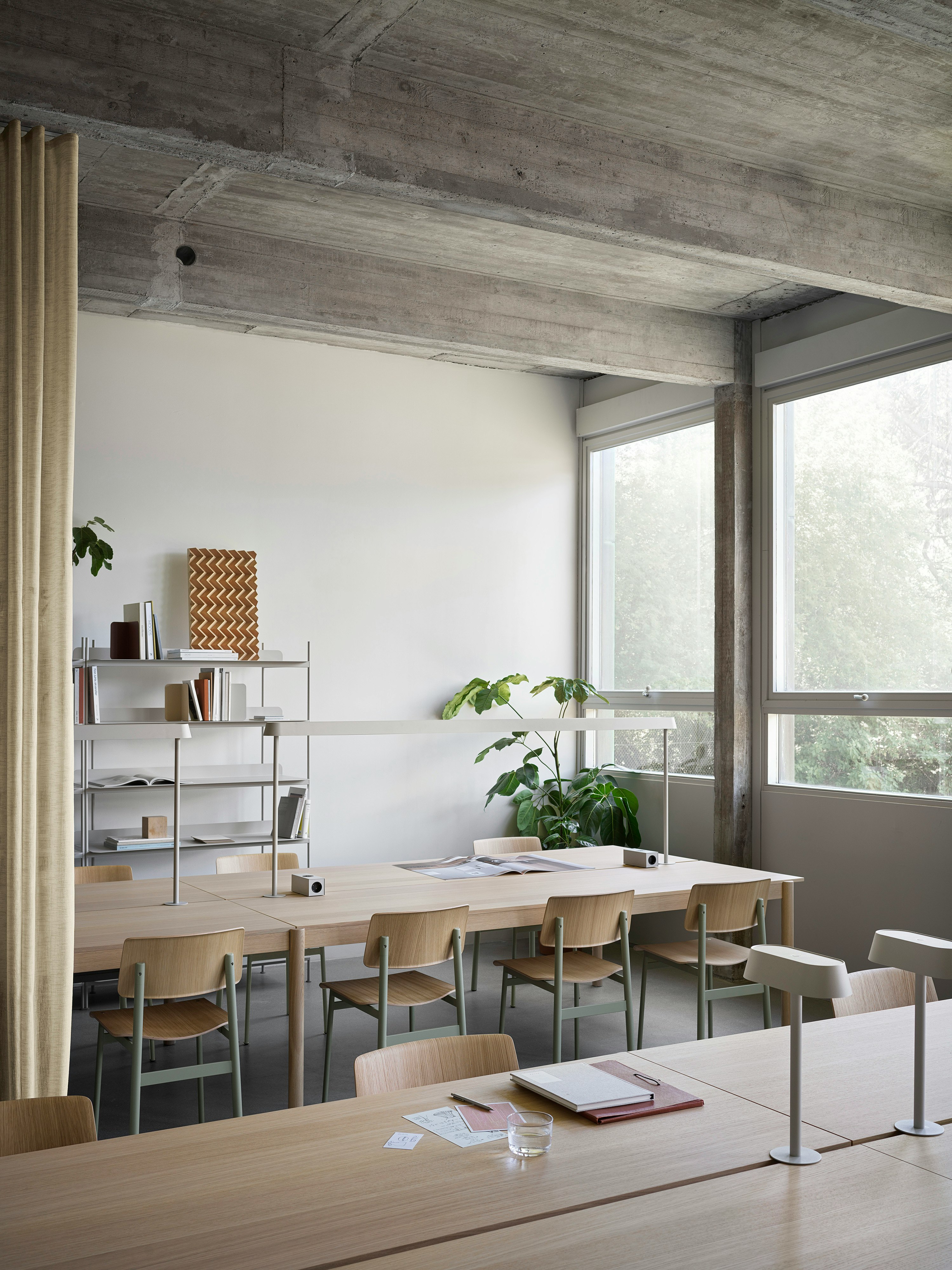 Linear system table config 2 oak loft chair dusty green linear mounted lamp grey compile config 8 grey V2 muuto med res