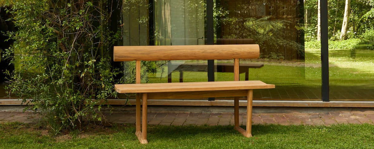 Banco Bench in an outdoor lawn setting