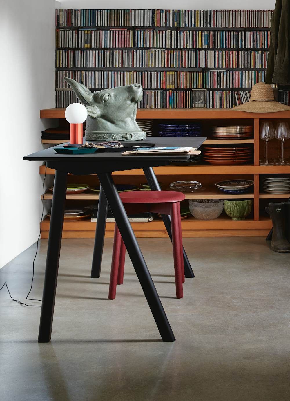 Copenhague 90 Desk and Soft Edge 72 Stool in a home office setting