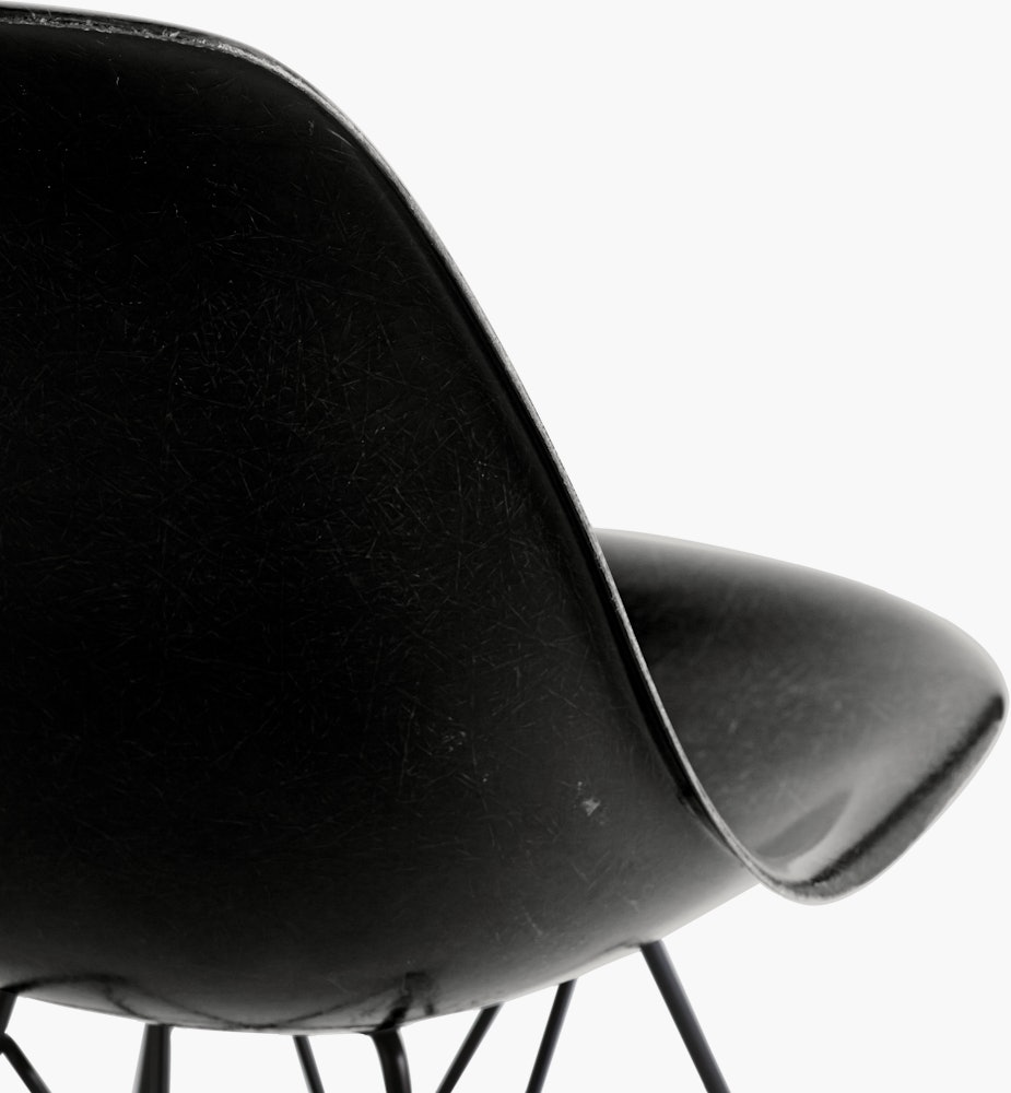 Eames Molded Fiberglass Wire-Base Side Chair (DFSR)