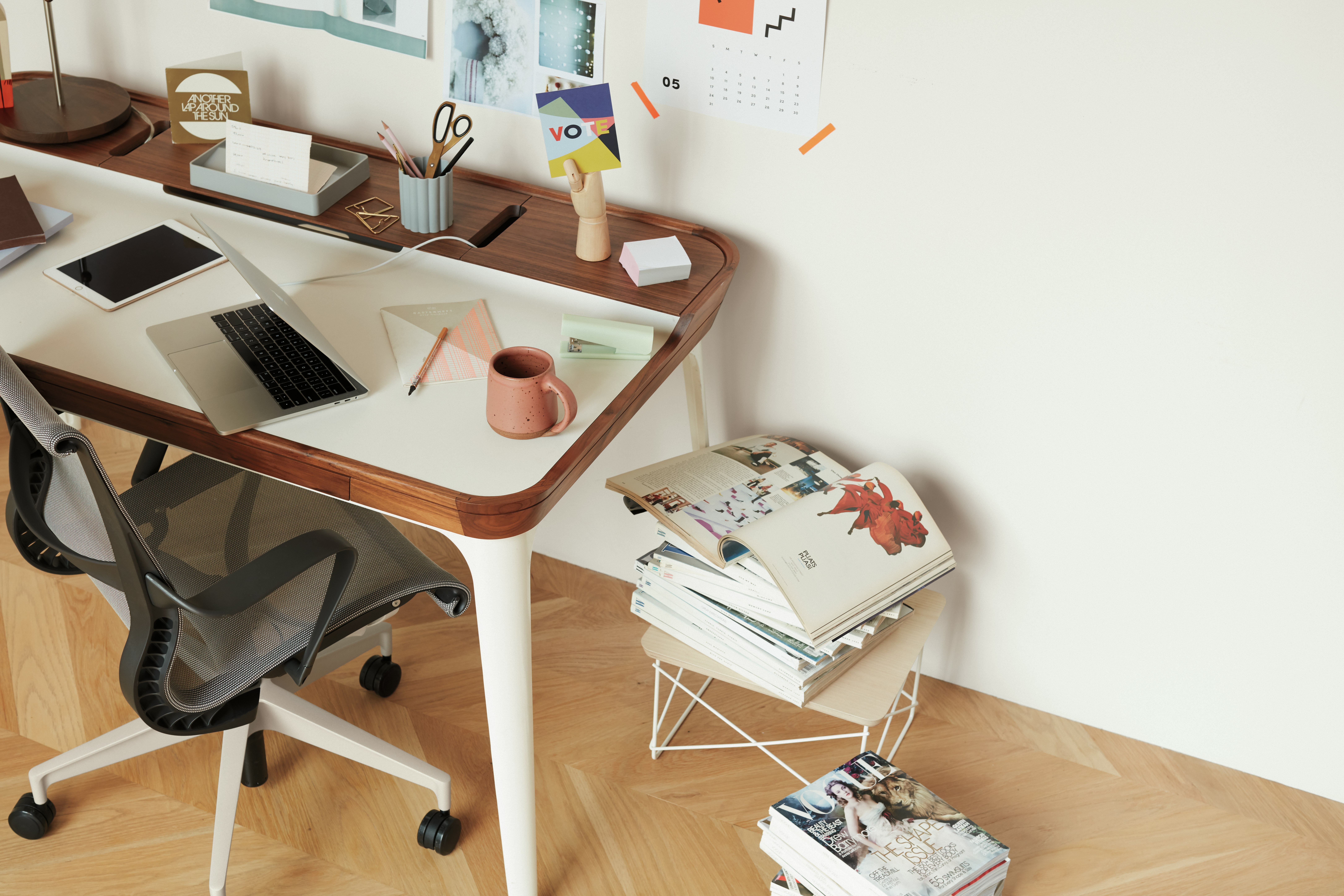 Airia Desk&nbsp;with Setu Chair