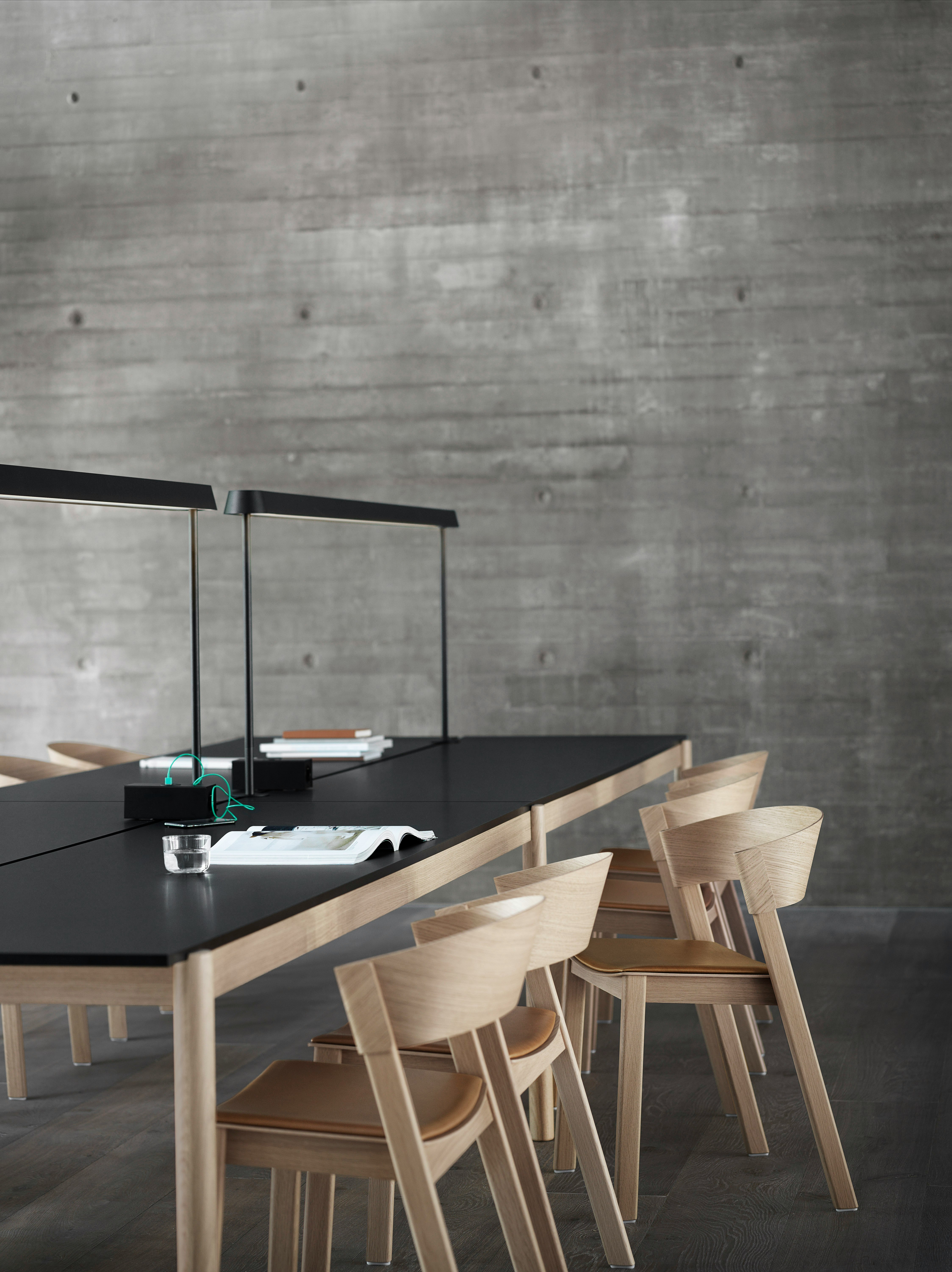 linear system table config 2 black mounted lamps black power outlet black cover side oak cognac leather muuto med res