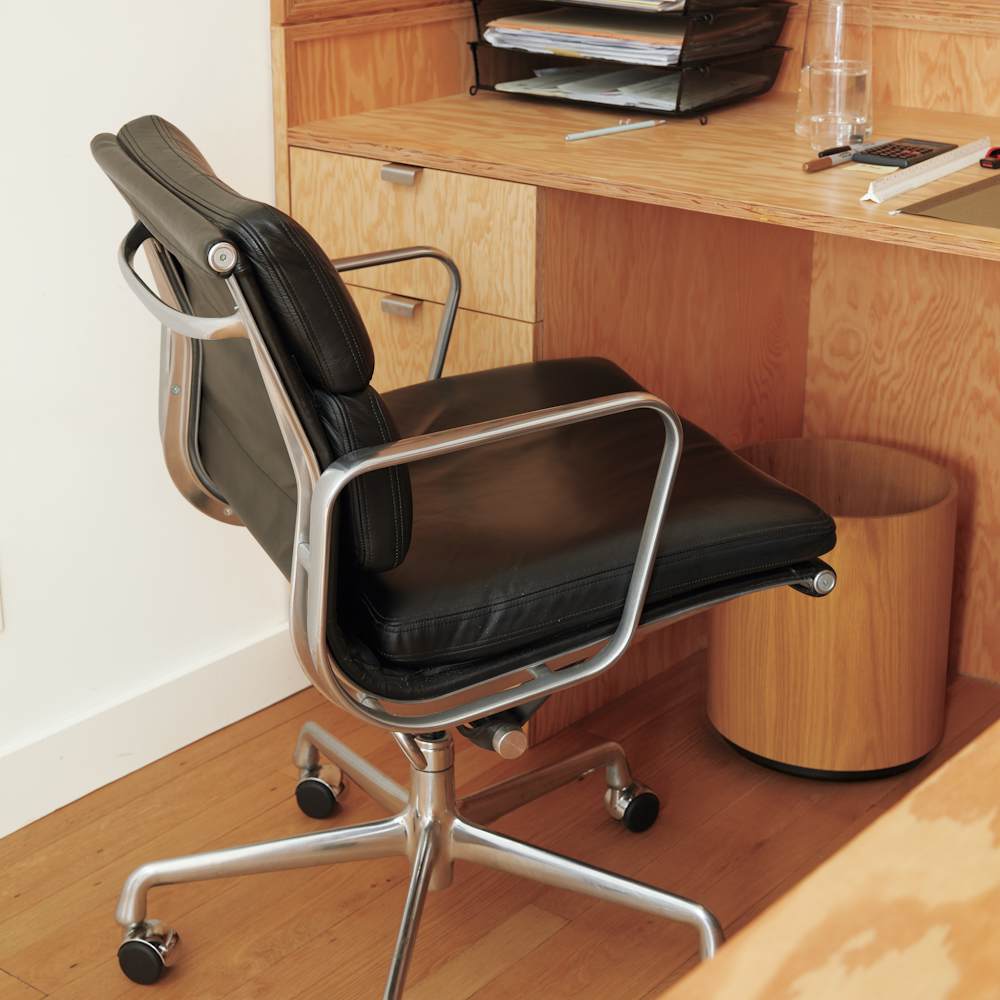 Eames Soft Pad  Management Chair with Pneumatic Lift