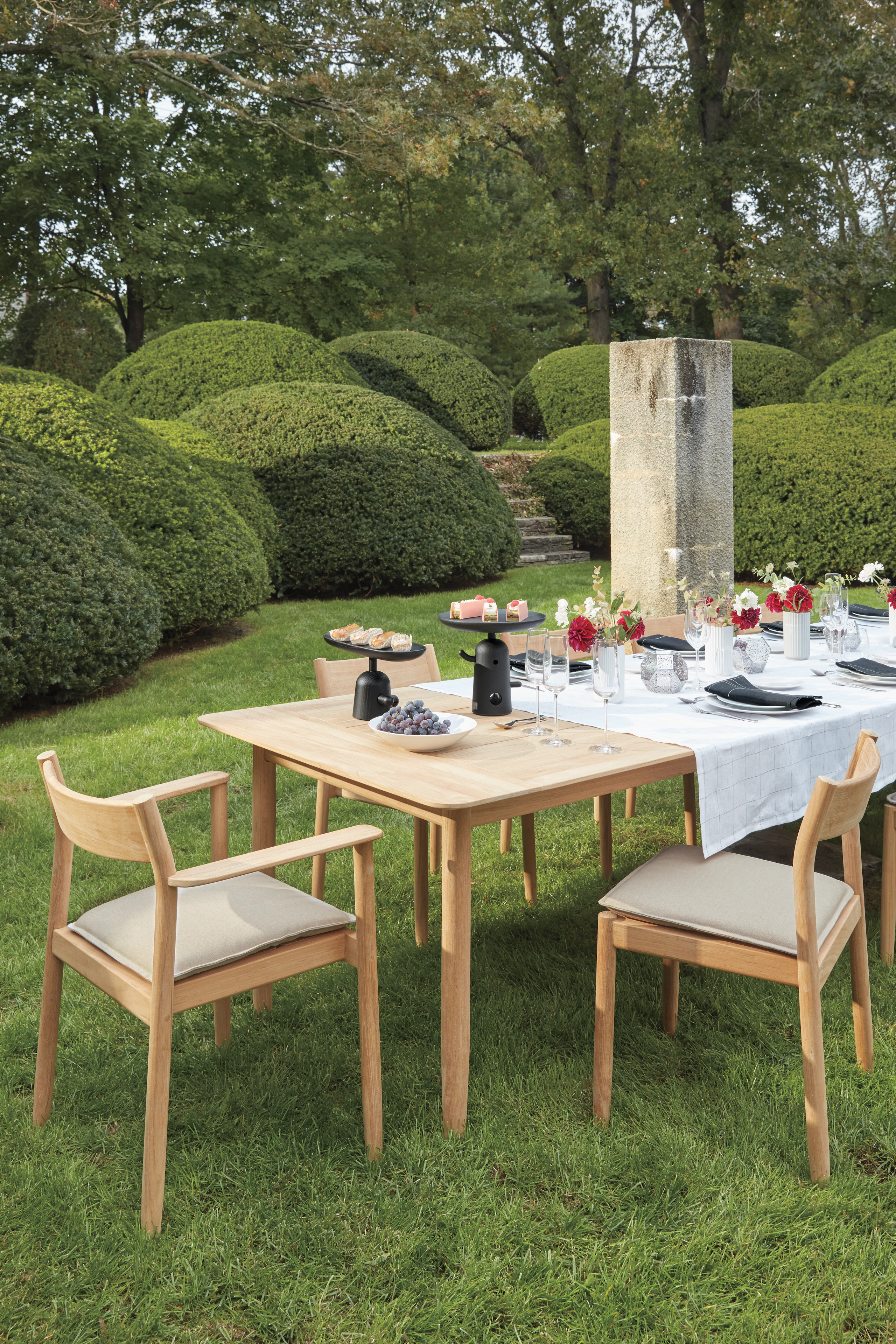 Terassi Dining Table with Terassi Side Chairs