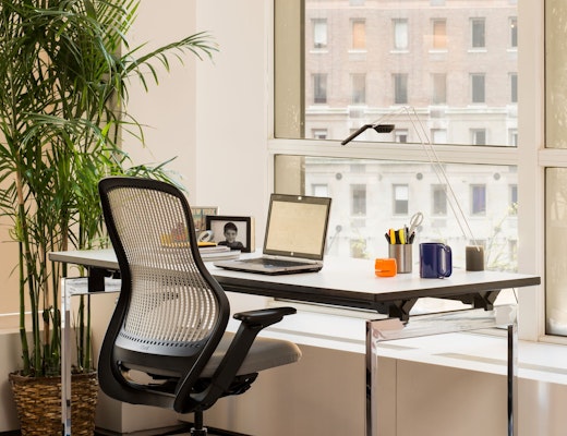 Sparrow KnollExtra Sparrow Desk Light for Private Office