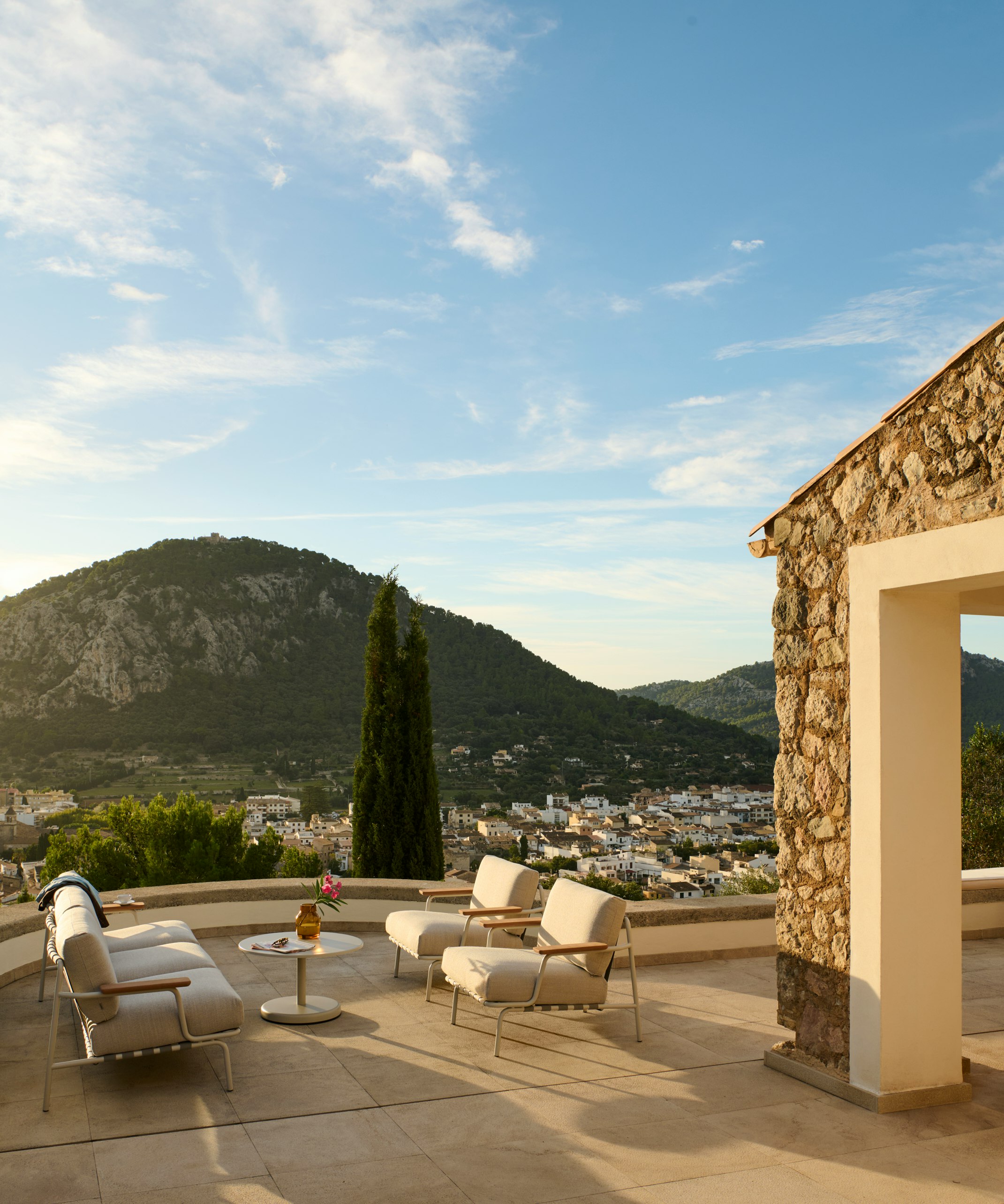 Settle Outdoor Lounge Chair