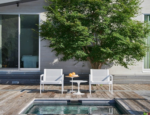 Schultz 1966 Lounge Chair Saarinen Vetro Bianco Outdoor Side Table, Schultz Petal Side Table