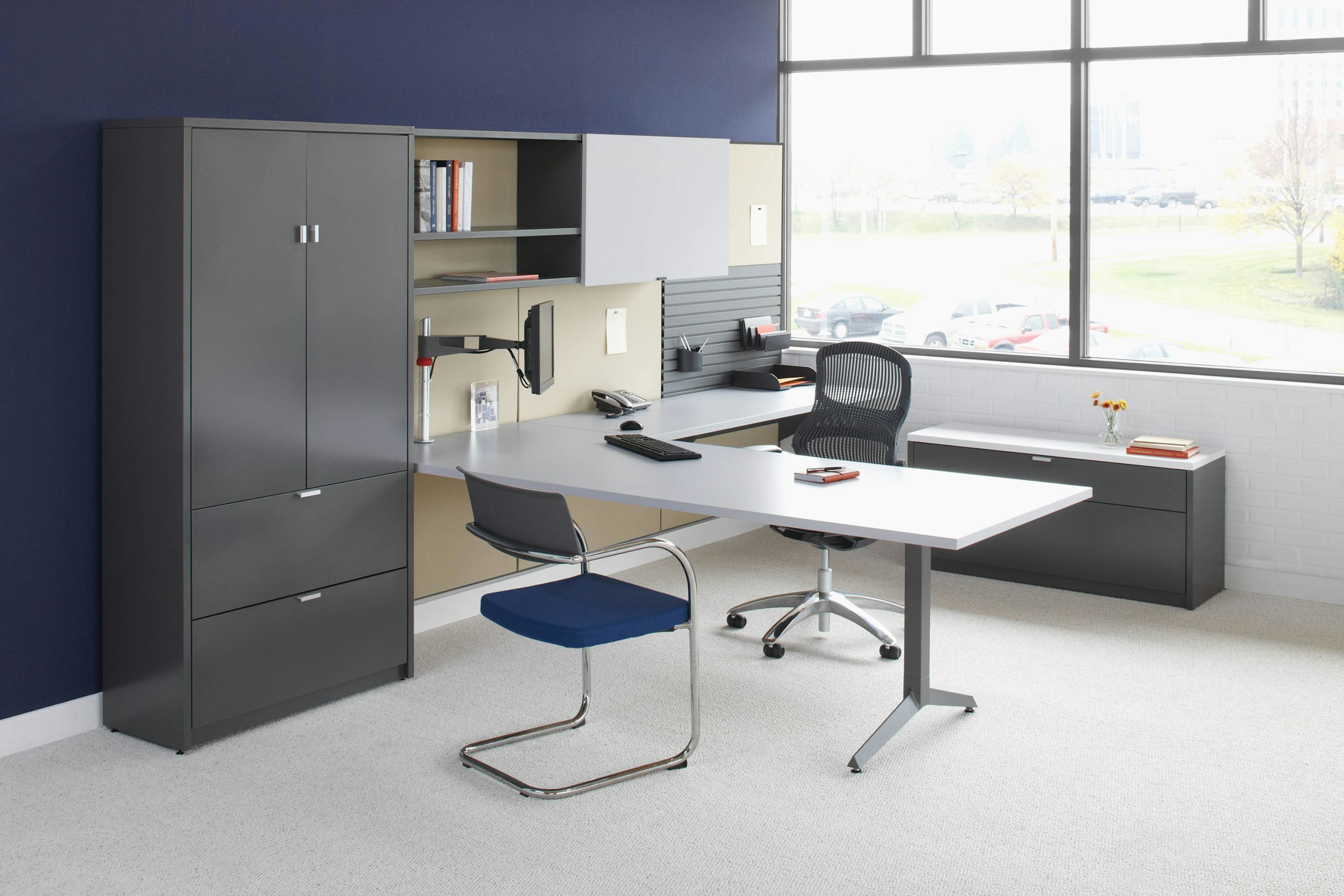 Dividends Horizon wall mounted private office with Generation by Knoll