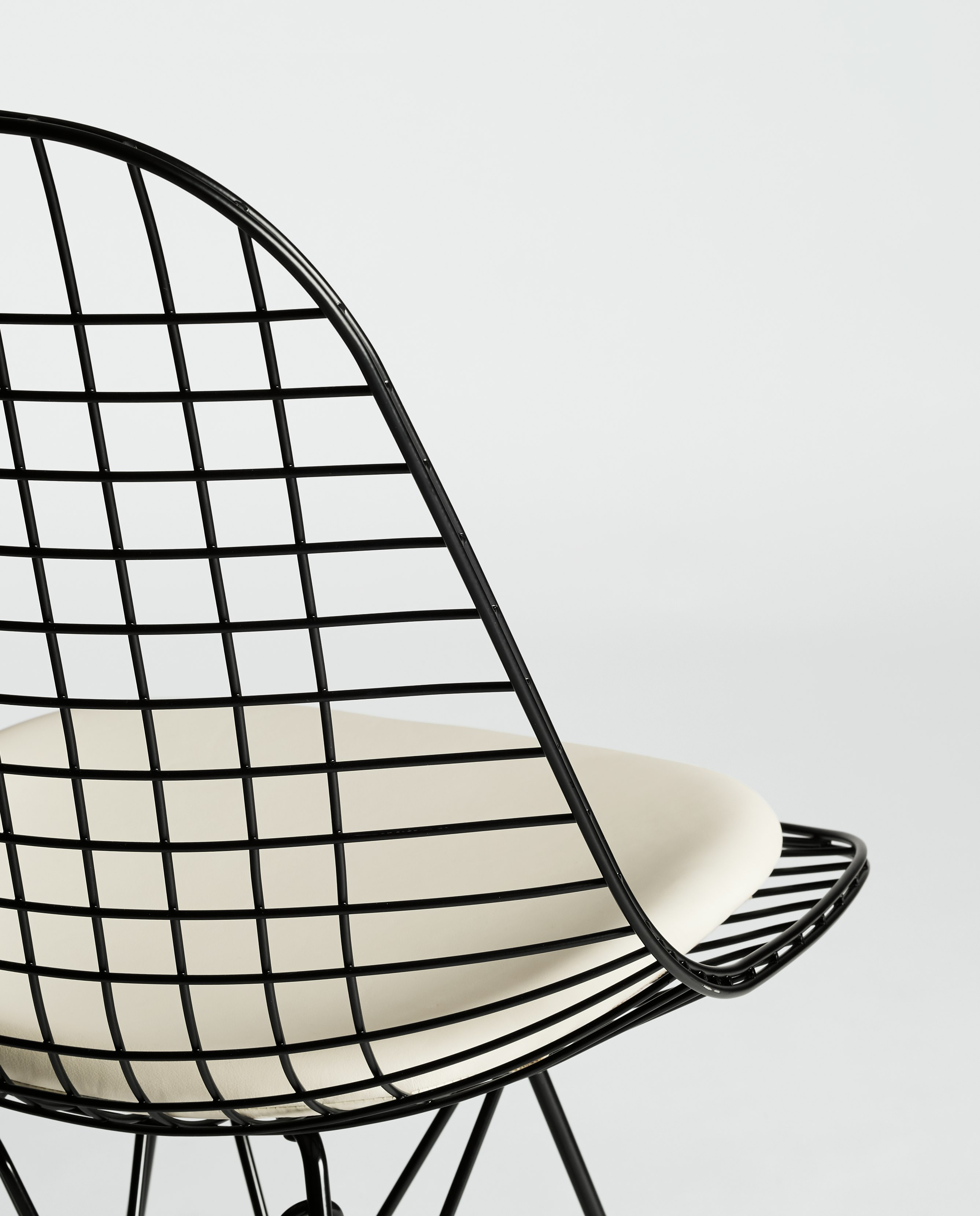 Eames Wire Chair with Seat Pad (DKR.5)