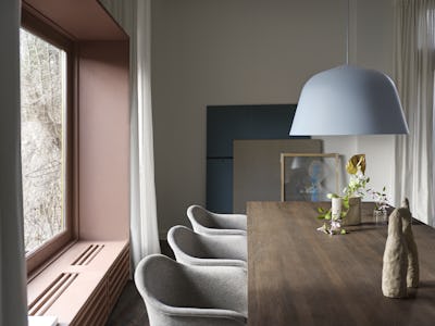 70/70 Table Smoked Oak/Sand, Ambit Pendant Lamp Ø 55cm - Light Blue, Fiber Armchair Swivel Base Clay 12/Polished Aluminum, Ridge Vase 16 cm - Off-White