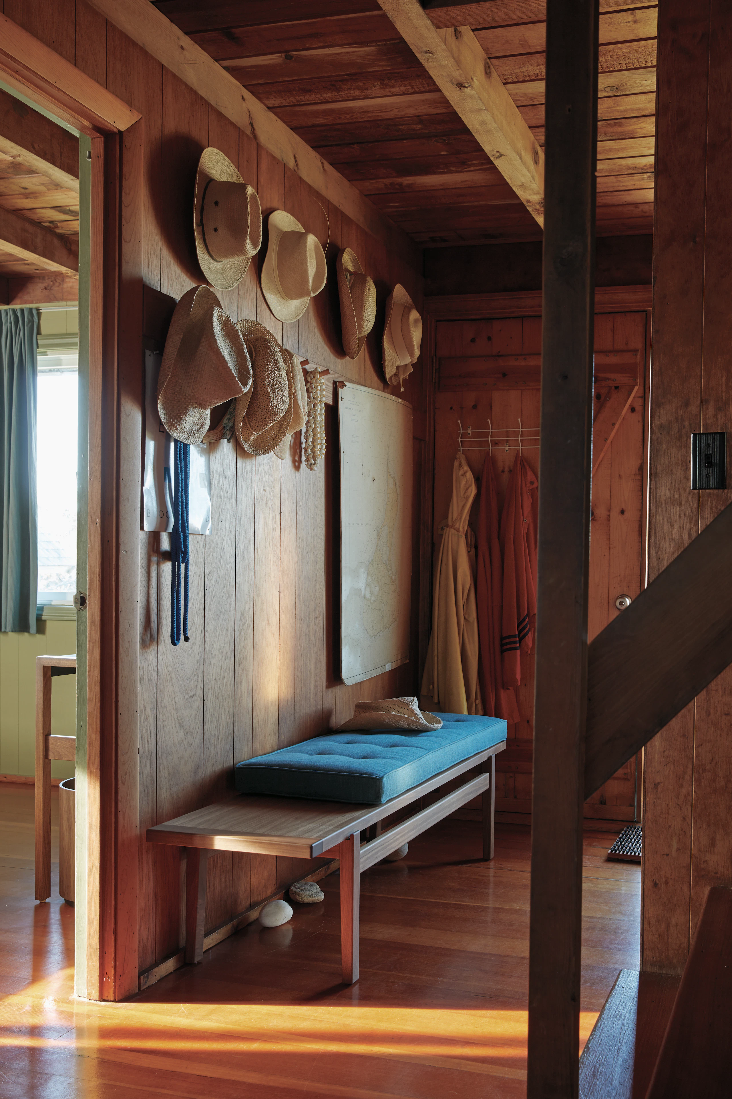 Jens Bench in entryway