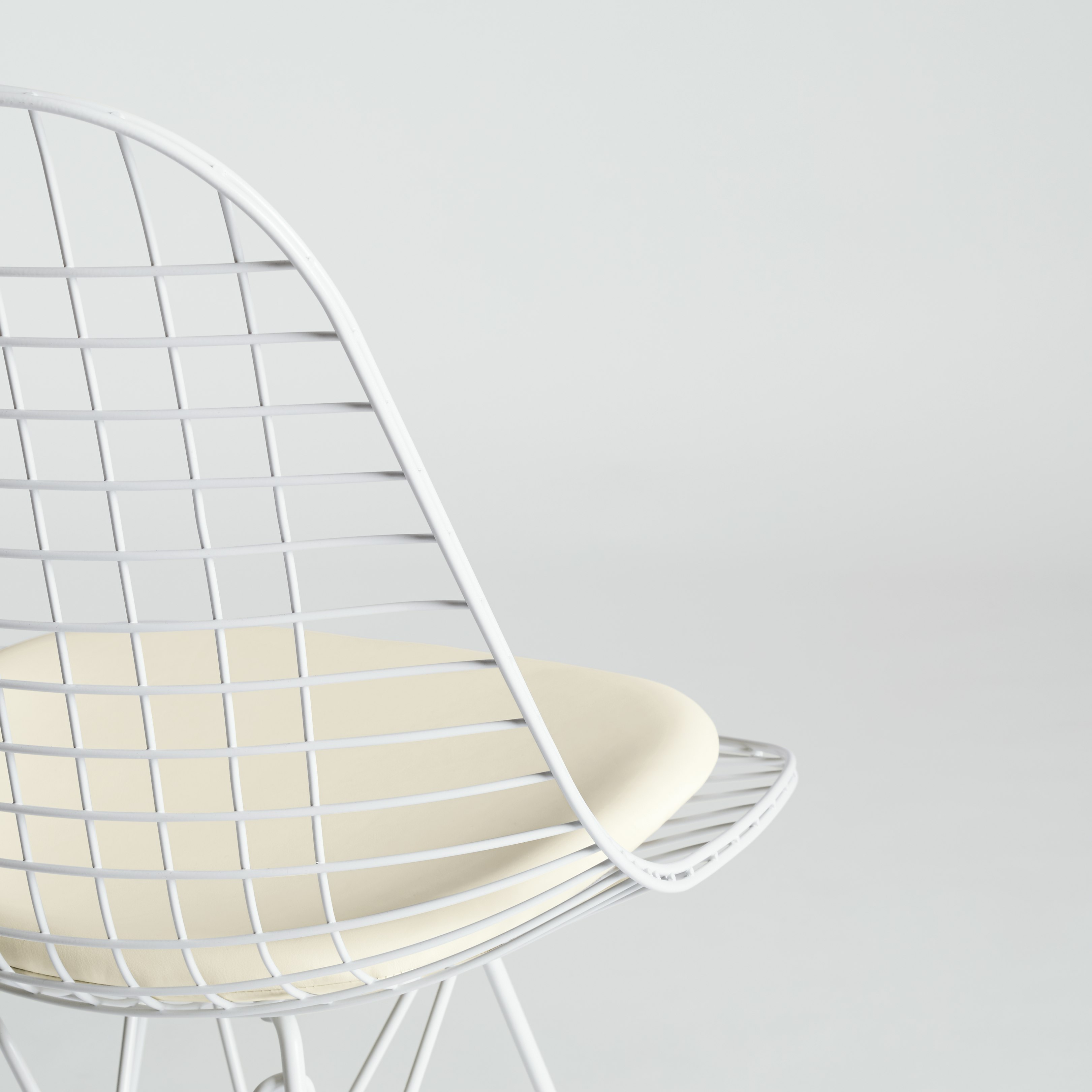 Eames Wire Chair with Seat Pad (DKR.5)