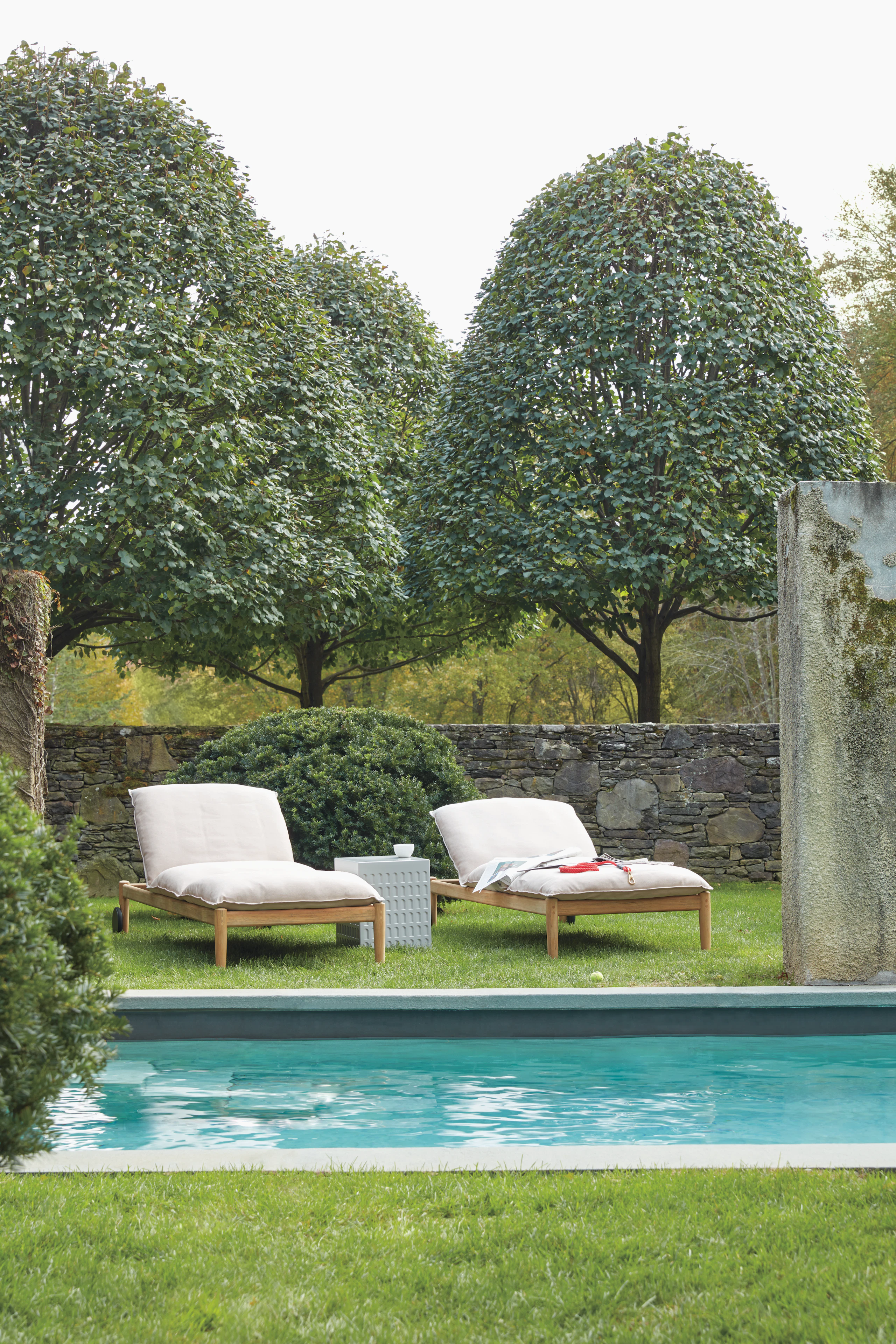 Terassi Chaise by pool