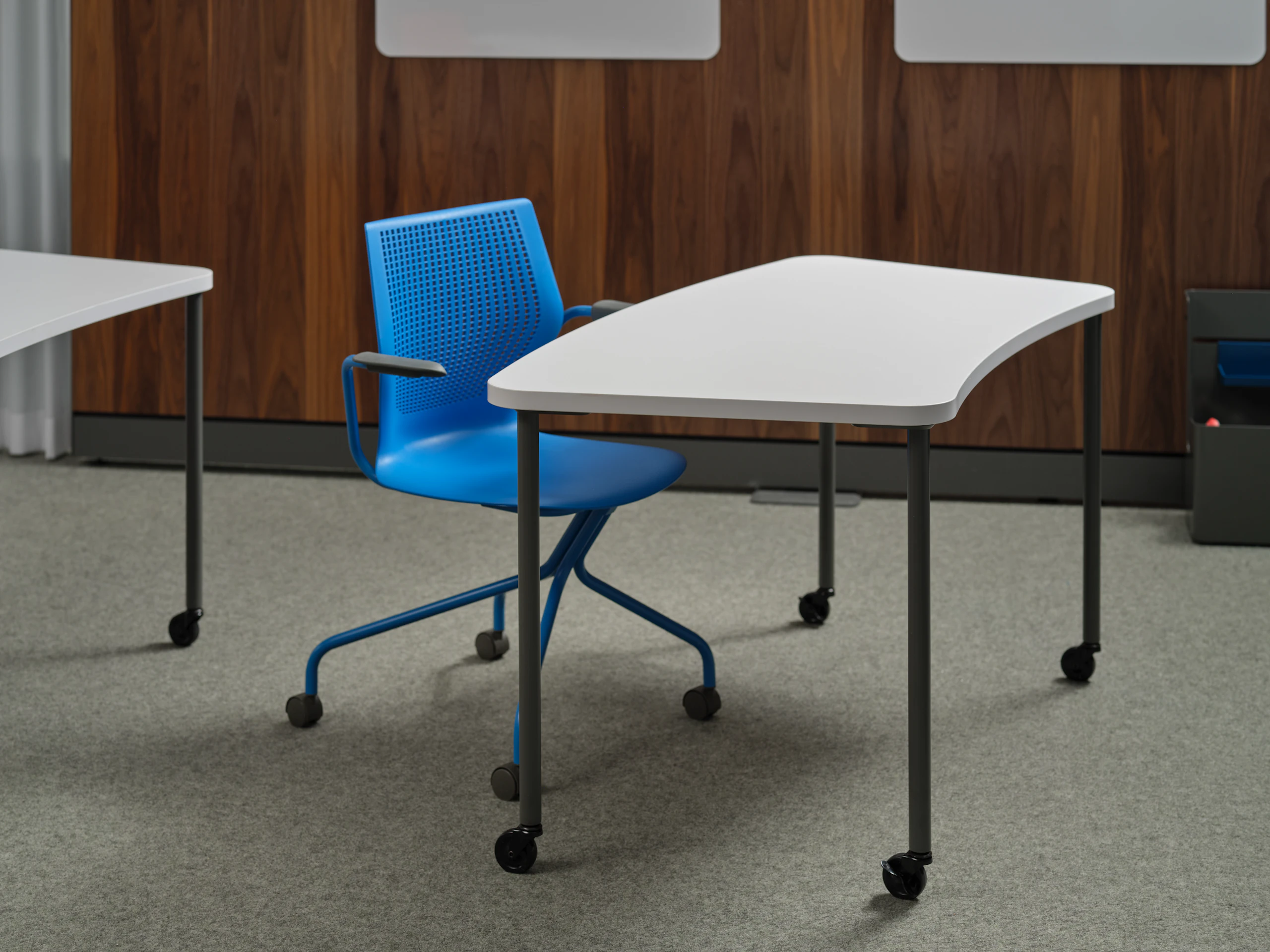 MultiGeneration by Knoll, Hybrid base, Antenna Simple Table