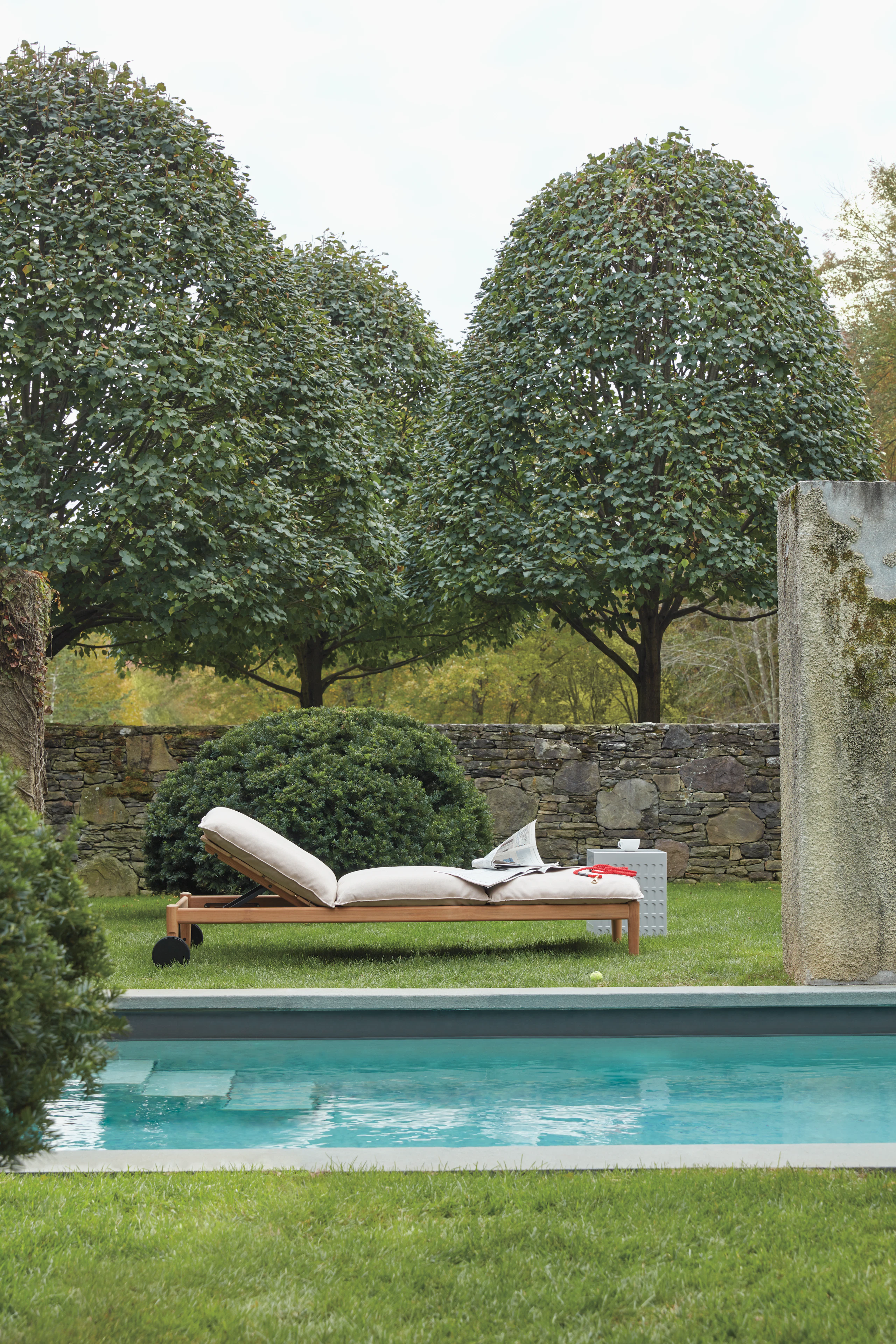 Terassi Chaise by pool