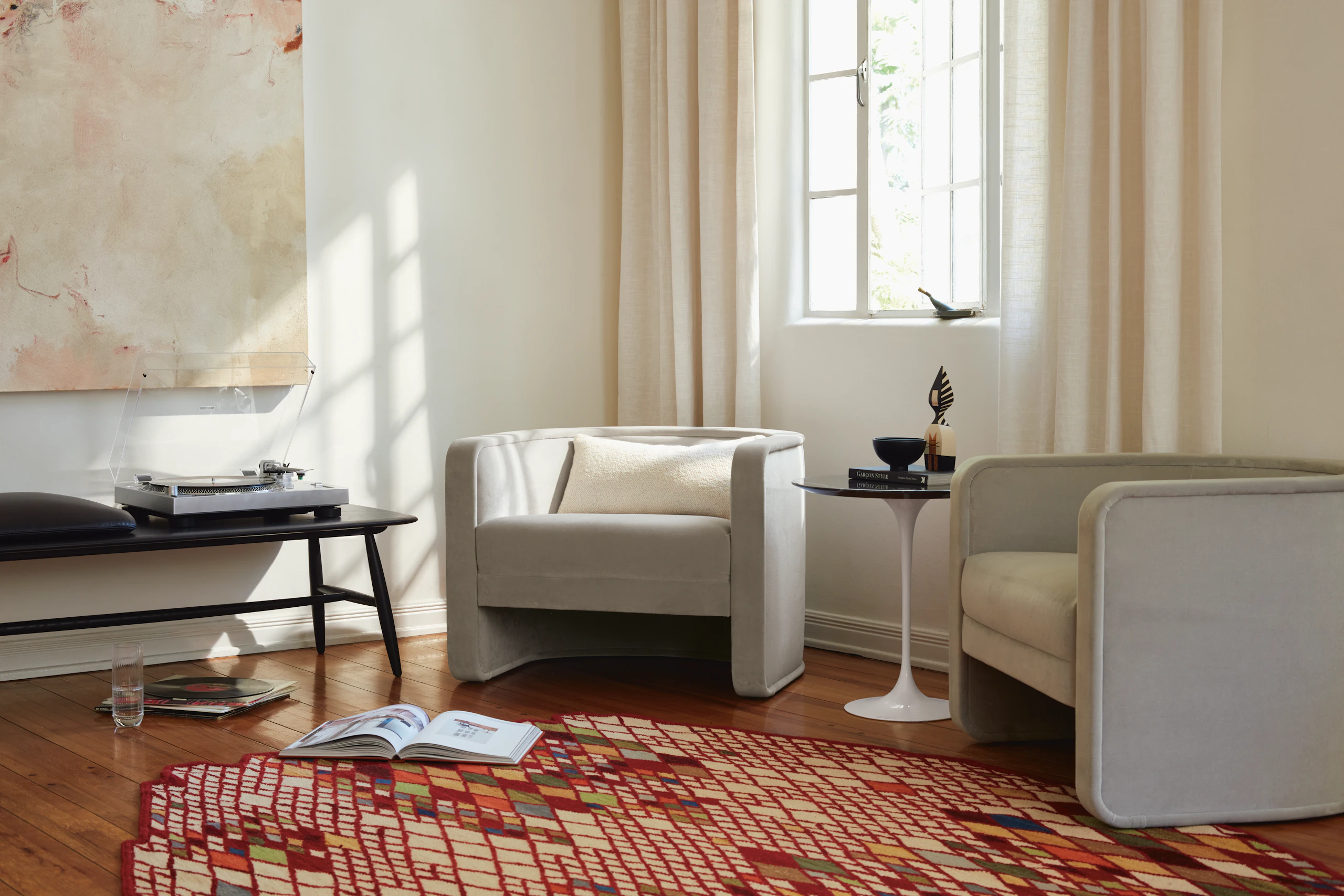 U-Series Lounge Chair with Losanges Rug