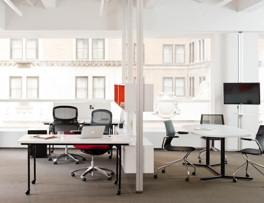 Knoll Antenna Workspaces and Interpole for Open Plan Offices
