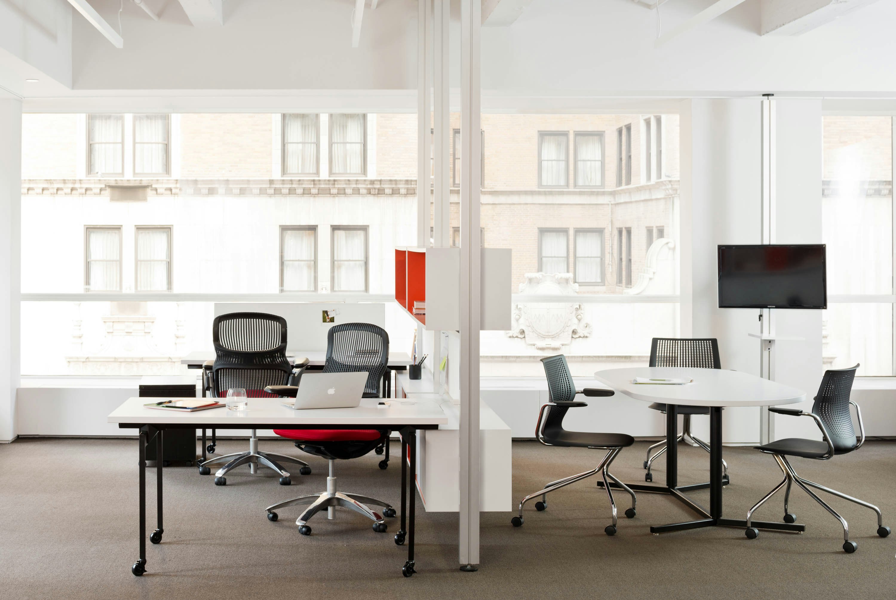 Knoll Antenna Workspaces and Interpole for Open Plan Offices