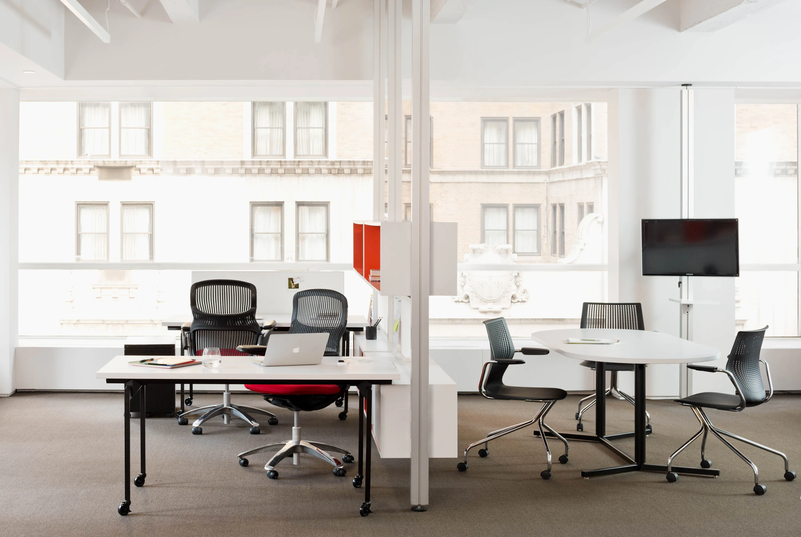 Knoll Antenna Workspaces and Interpole for Open Plan Offices