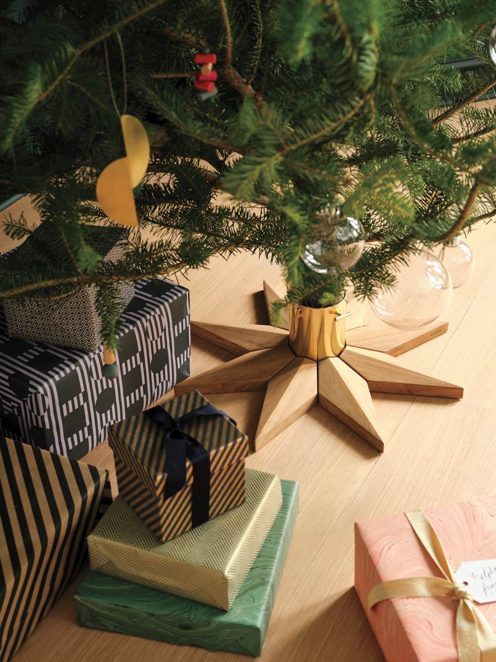 Holiday scene - Christmas tree and gift